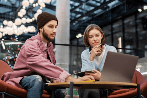 Two people thinking about how Satori Connect could help startups, HRs and especially EMERGING LEADERS